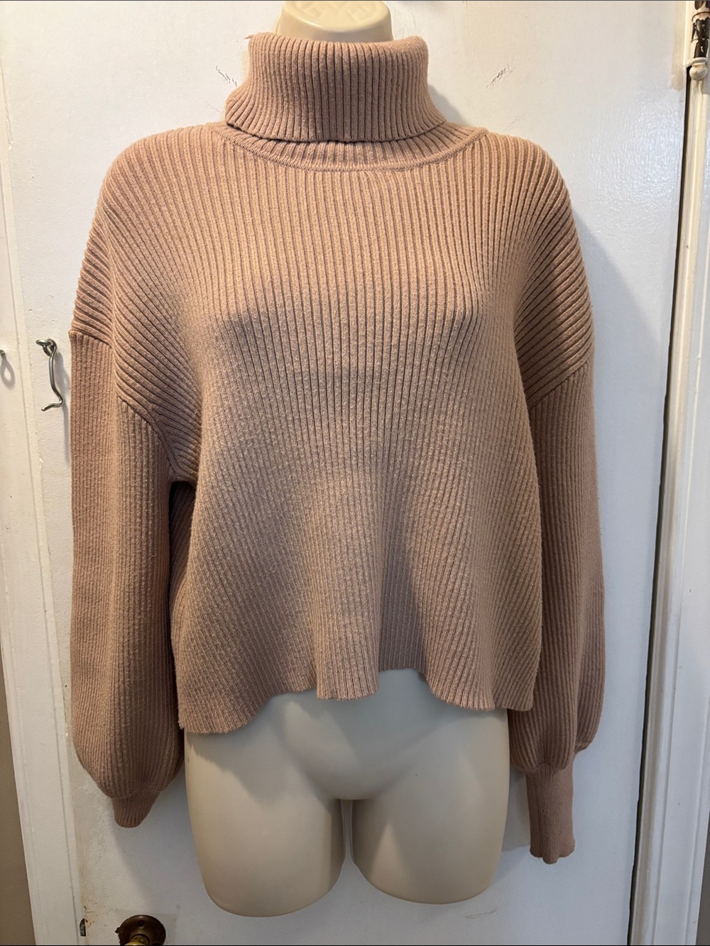 Express medium cropped turtleneck camel rib knit 26-480